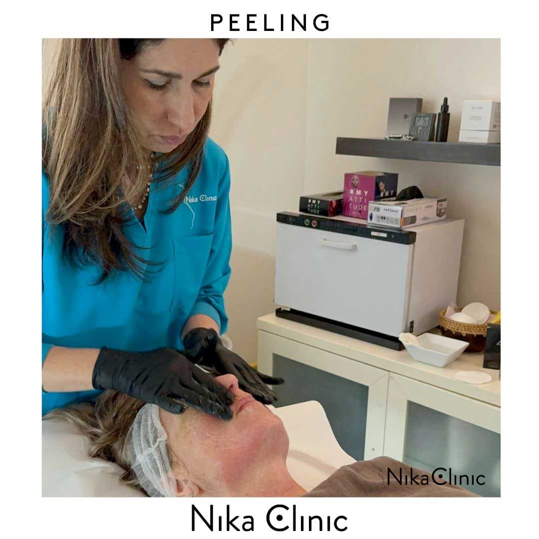 Un professionista medico della Nika Clinic esegue un trattamento Peeling Viso su un paziente sdraiato, che indossa una fascia, in un ambiente clinico.